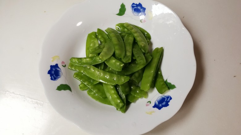 荷兰豆洋葱土豆片,<a style='color:red;display:inline-block;' href='/shicai/ 81'>荷兰豆</a>撕去丝洗净