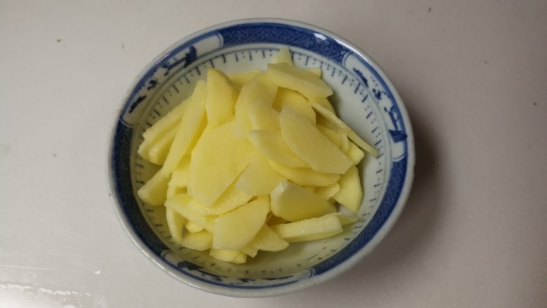 荷兰豆洋葱土豆片,<a style='color:red;display:inline-block;' href='/shicai/ 23'>土豆</a>削去皮切成片