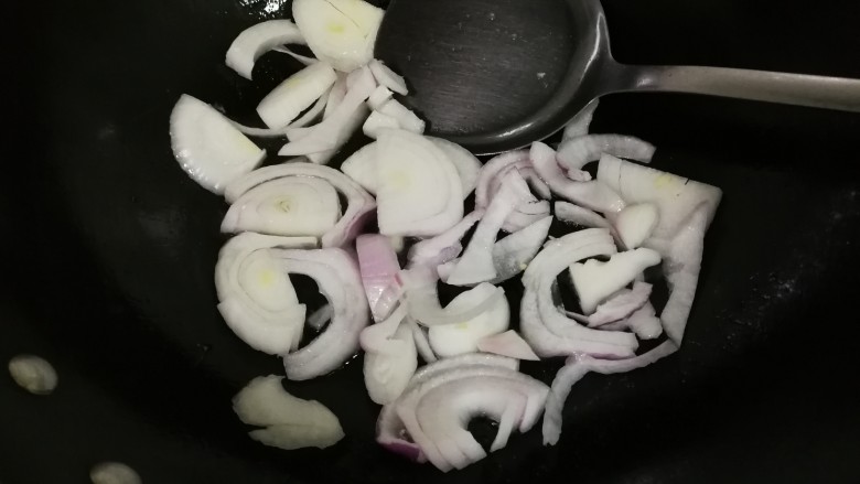荷兰豆洋葱土豆片,热锅凉油放入洋葱炒出香味