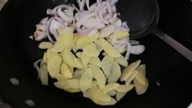 荷兰豆洋葱土豆片,放入土豆片翻炒片刻
