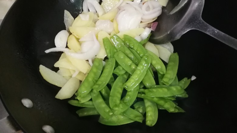 荷兰豆洋葱土豆片,放入荷兰豆翻炒片刻