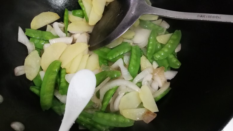 荷兰豆洋葱土豆片,放入一小勺盐