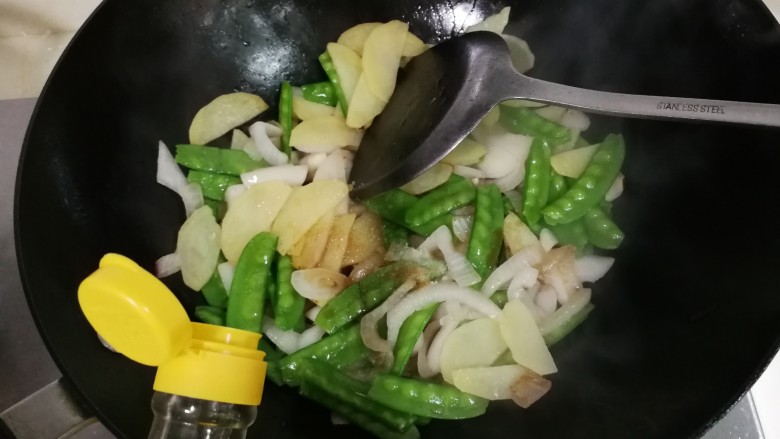 荷兰豆洋葱土豆片,放入半勺醋