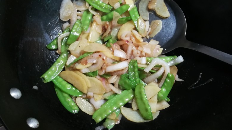 荷兰豆洋葱土豆片,翻炒均匀