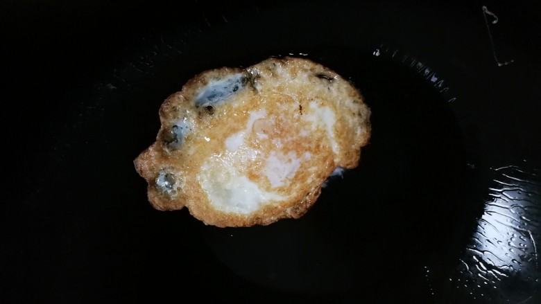 馒头夹鸡丝#太阳谷菜谱,翻面再煎金黄,蛋白脆脆的非常香,喜欢吃溏心蛋可煎的时间减少一点