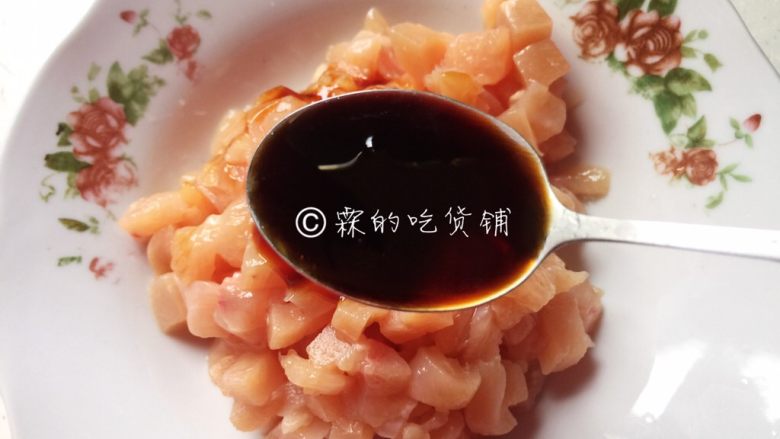 南瓜鸡胸香菇焖饭,还有<a style='color:red;display:inline-block;' href='/shicai/ 788'>生抽</a>，拌匀，放置片刻