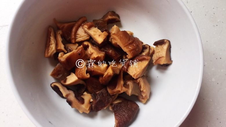 南瓜鸡胸香菇焖饭,洗干净后切成小块
