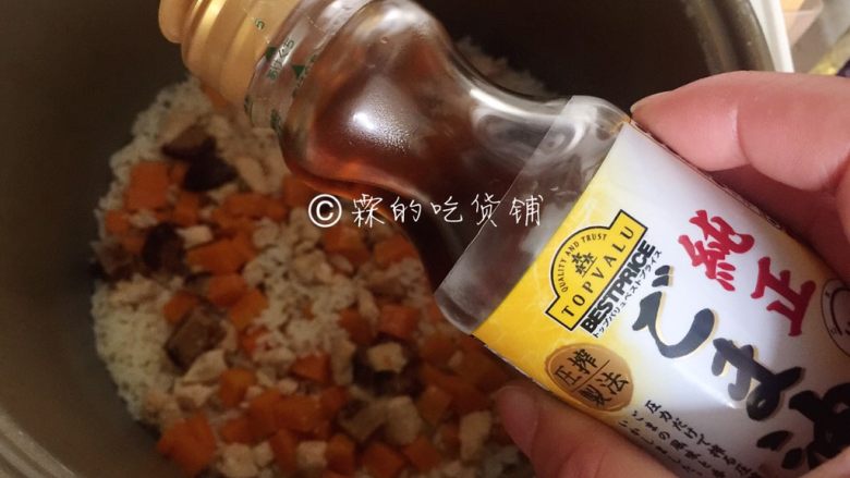 南瓜鸡胸香菇焖饭,饭煮好,可以淋一些麻油在上面,拌匀