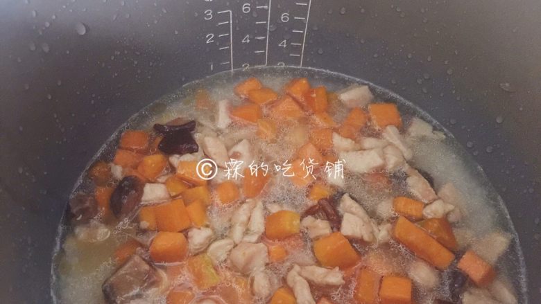 南瓜鸡胸香菇焖饭,随后把炒好的南瓜丁等倒上去,按平时的习惯煮饭