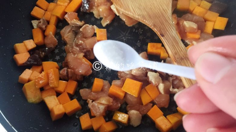 南瓜鸡胸香菇焖饭,加1小勺盐(南瓜总是有一定甜味的,所以如果吃口重的,这里的盐建议稍微多放点。),翻炒均匀后盛出
