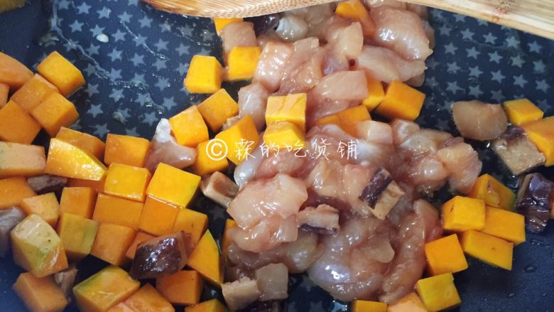 南瓜鸡胸香菇焖饭,起油锅,把鸡胸肉、香菇、南瓜先翻炒一下