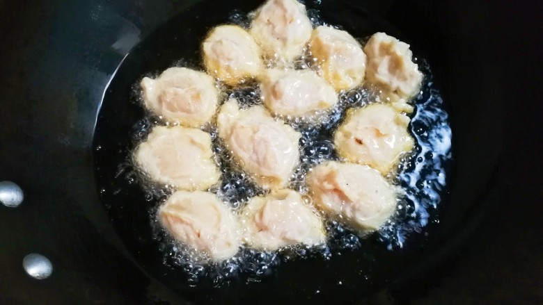 黄金鸡肉圆,热锅热油,用勺子挖出肉糊放入锅中炸