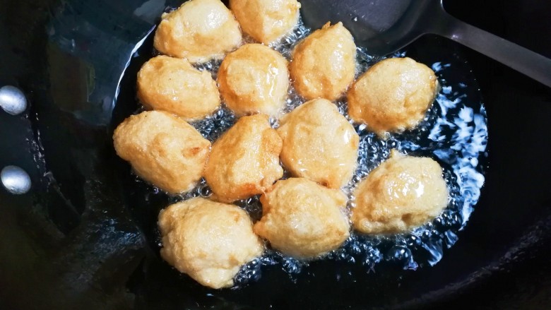 黄金鸡肉圆,炸至金黄,中途勤翻面