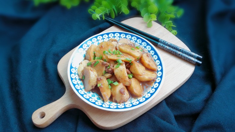 炸酱焖茨菇,带着肉香的粉粉面面的茨菇非常好吃