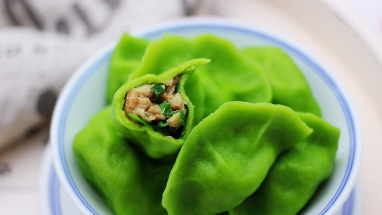 翠玉猪肉韭菜饺子,好吃又营养的翠玉猪肉韭菜饺子就出锅啦,嘻嘻,宝贝忍不住偷偷咬了一口。