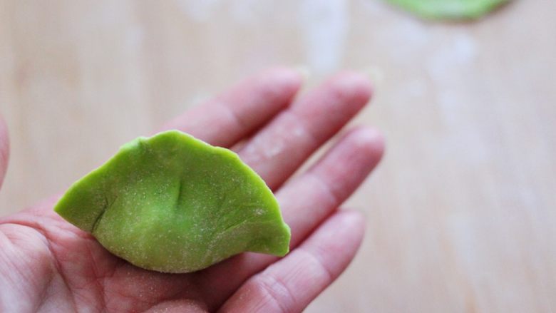 翠玉猪肉韭菜饺子,包成自己喜欢的饺子模样即可。