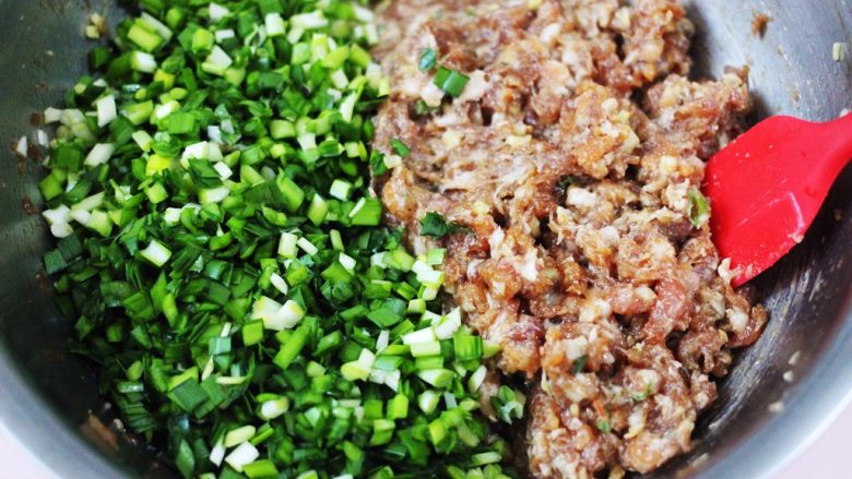 翠玉猪肉韭菜饺子,把肉馅搅拌均匀后,放入提前切碎的<a style='color:red;display:inline-block;' href='/shicai/ 116'>韭菜</a>。