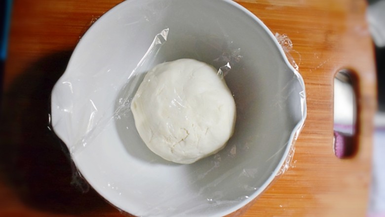 紫薯烧饼,揉成光滑的面团(温水不够可以再加点儿),盖上保鲜膜,醒发1~2小时。