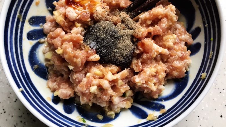 #年年有余#肉糜炖蛋蒸鱼干,取出肉糜,加少许蚝油,少许胡椒粉