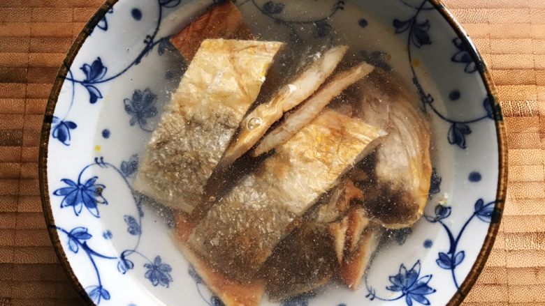 #年年有余#肉糜炖蛋蒸鱼干,再用温水浸泡一下下,然后取出控干水分,备用