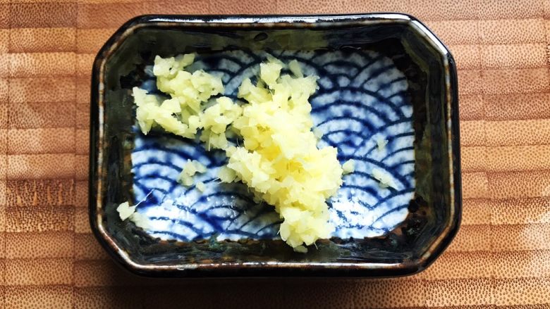 #年年有余#肉糜炖蛋蒸鱼干,再准备一些生姜末,备用