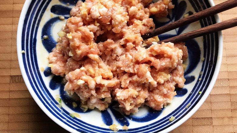 #年年有余#肉糜炖蛋蒸鱼干,用筷子搅拌均匀之后包上保鲜膜,放入冰箱冷藏半个小时