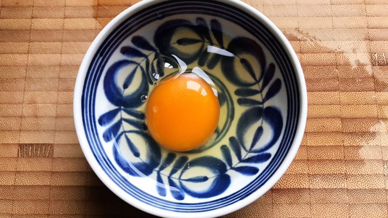 #年年有余#肉糜炖蛋蒸鱼干,鸡蛋磕入碗内,不要打散,备用