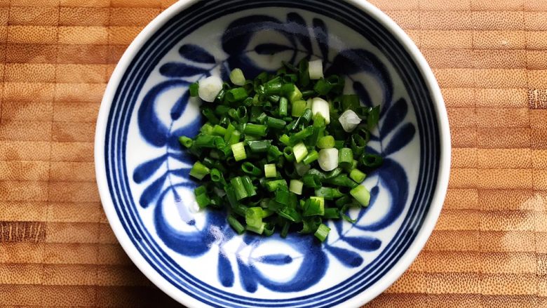#年年有余#肉糜炖蛋蒸鱼干,小葱洗净之后切圈,备用
