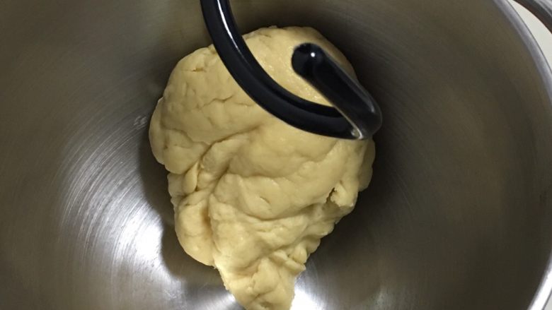 喜饼-奶酪味,用厨师机揉面10分钟,面团结起来无用出膜。