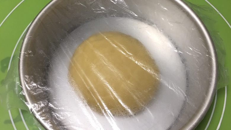 喜饼-奶酪味,整理一下滚圆放入模具,盖上保鲜膜。