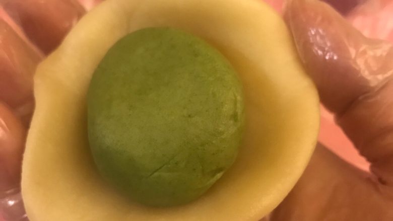 螺旋蛋黄酥,将每个油酥包入油皮中,收口捏紧,盖上保鲜膜松弛20分钟。
