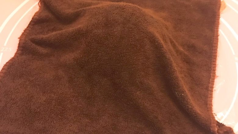 螺旋蛋黄酥,整形盖上保鲜膜,松弛30分钟就可以拉出完美的手套膜了(最好再加个湿布盖上)