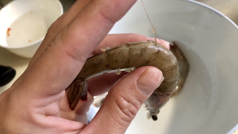 爆炒基围虾,剪开一虾背,挑出虾线,