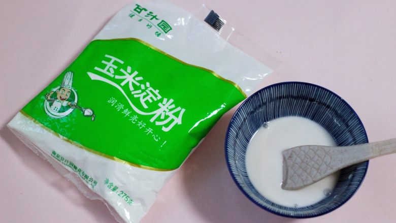 六鲜菌菇海鲜豆腐什锦汤,这个时候把淀粉用少许清水化开。