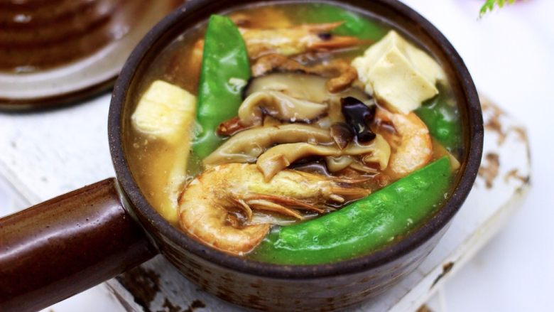 六鲜菌菇海鲜豆腐什锦汤,鲜掉眉毛的六菌菇海鲜豆腐什锦汤就出锅咯。