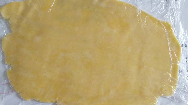 穿越食光的爱恋--榛子巧克力挞,松弛好的面团上下铺一层保鲜膜，擀成薄片