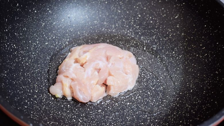 莴笋炒鸡肉,锅中倒入适量的食用油烧热,再放入鸡胸肉翻炒至变色变白