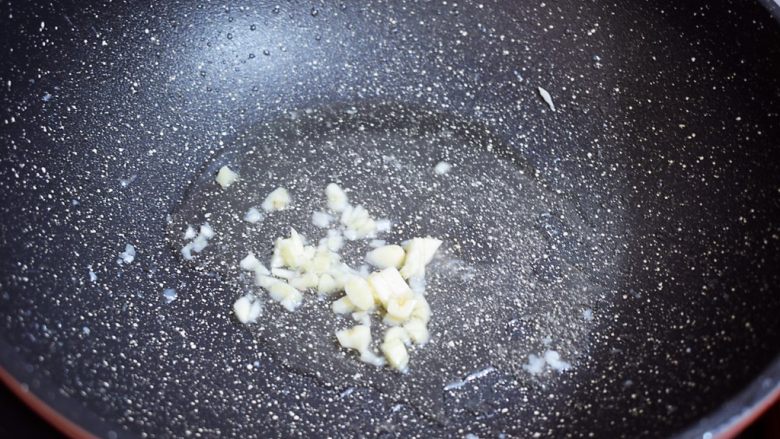 莴笋炒鸡肉,原锅倒入适量的食用油烧热,放入蒜末爆香