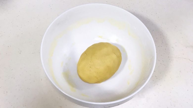 蜜豆一口酥,接着用手揉成光滑的面团。
