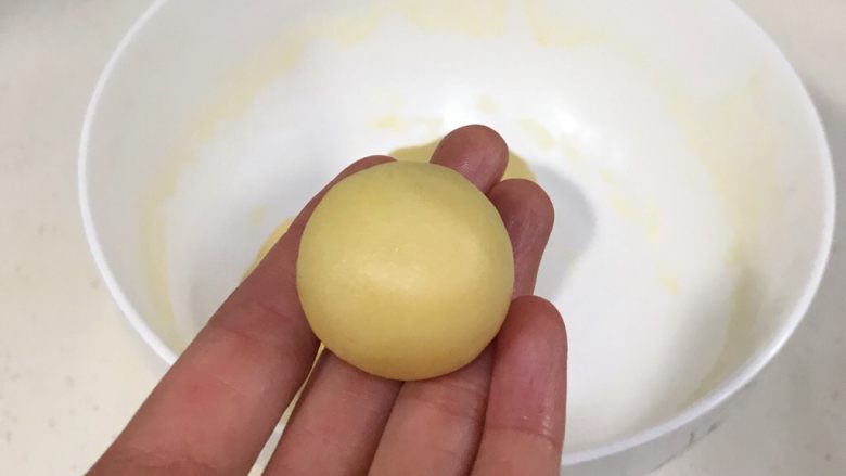 蜜豆一口酥,收好口,继续搓圆,然后轻轻按压下。