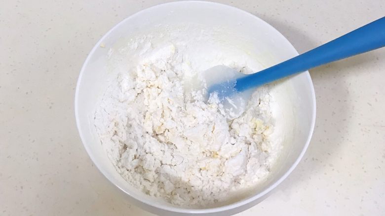 蜜豆一口酥,用刮刀稍许拌拌。