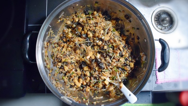 美味素包子——豆腐粉条黑木耳香菇馅,沿一个方向搅拌均匀,则馅料即完成。