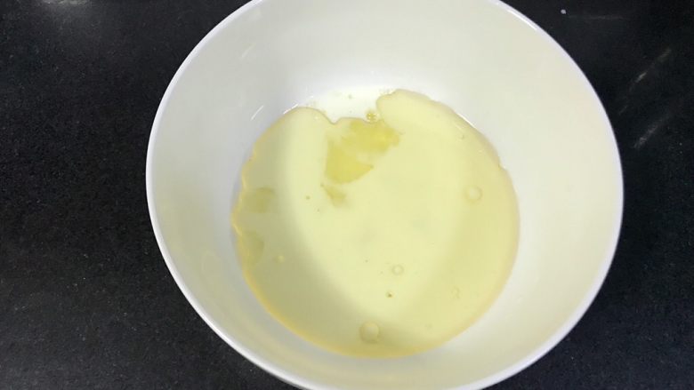 木糖醇燕麦棒,液体类的材料放入碗里搅拌均匀,烤箱预热150度。