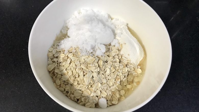 木糖醇燕麦棒,加入粉类的材料,如果不是血糖高的话可以把木糖醇等量换成细砂糖。
