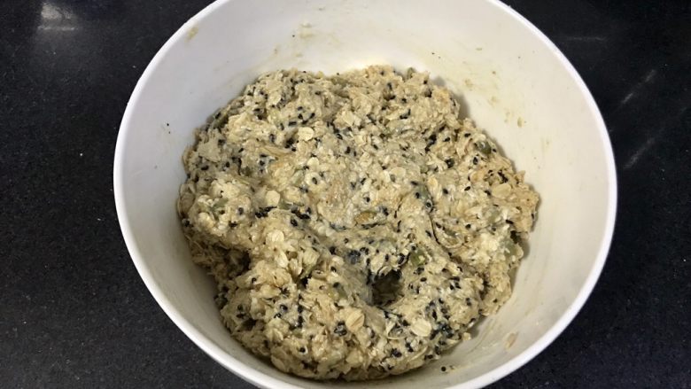 木糖醇燕麦棒,拌匀,其实就是用手抓匀的,因为不好拌,还是抓来的快。