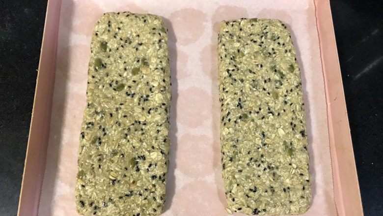 木糖醇燕麦棒,放入烤盘,整出自己喜欢的大小形状。