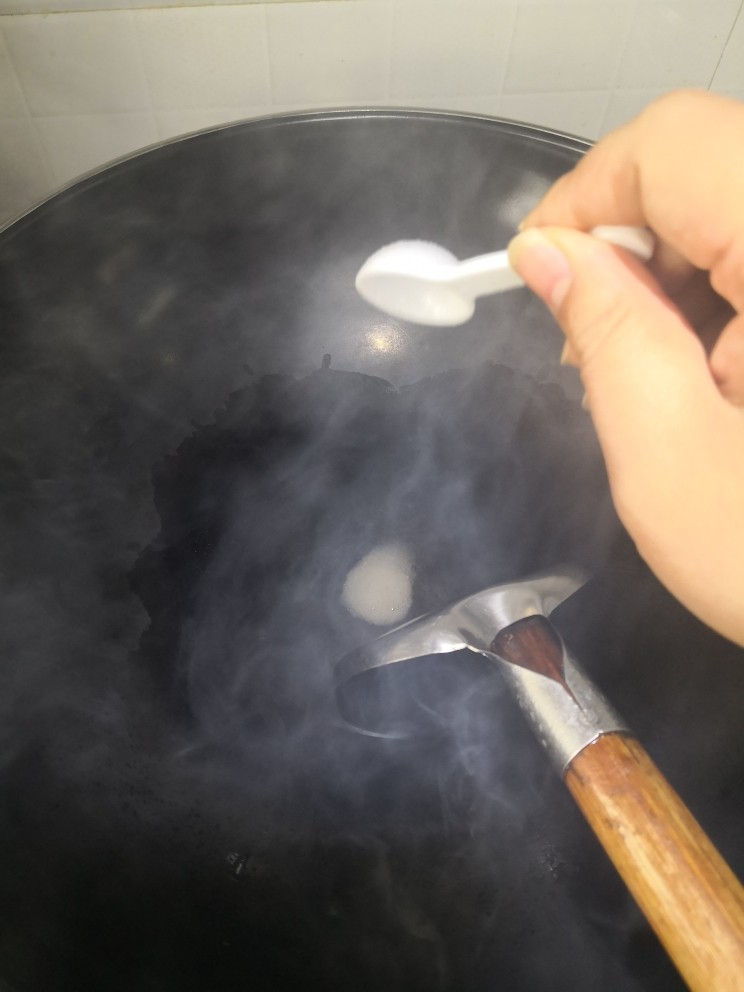 黄焖肉-一口气三碗饭,锅中放盐,这样会油温烧热,锅中放盐,这样的话肉不会粘锅。