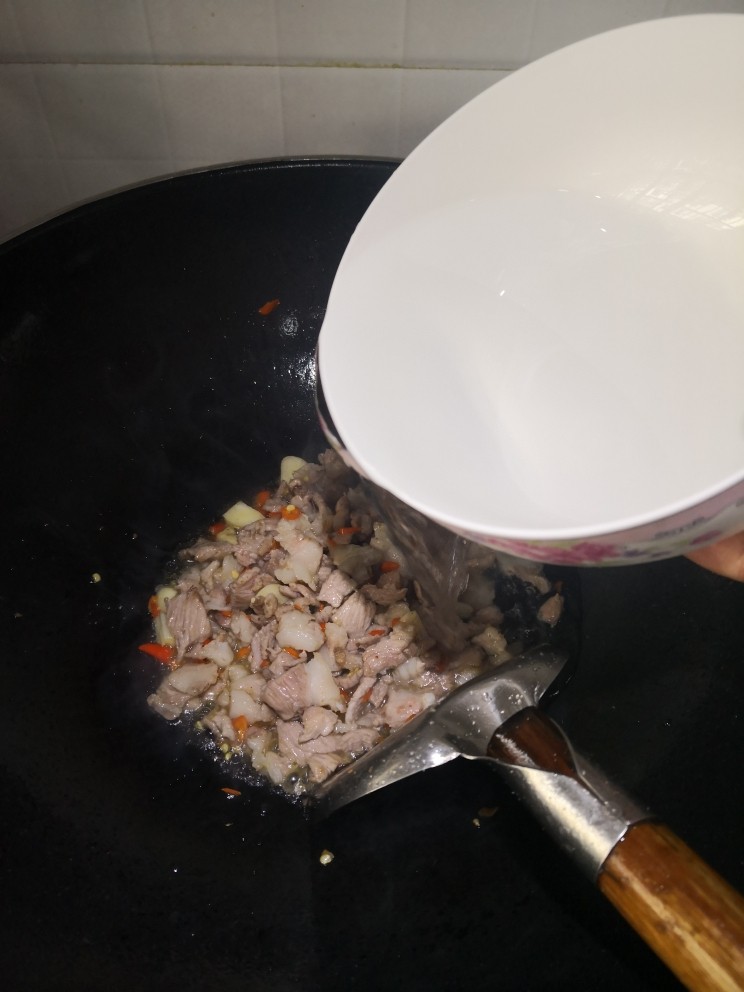 黄焖肉-一口气三碗饭,这里翻炒的时间不要超过1分钟,这样保持肉的嫩度。倒入一碗清水。没过肉即可。