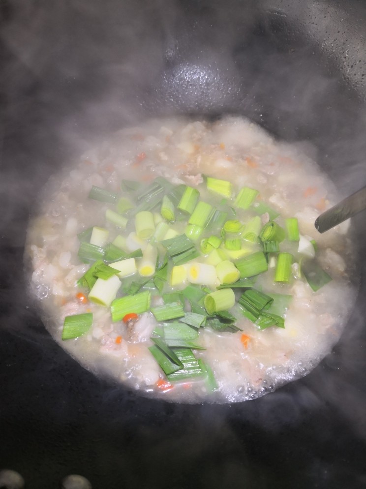 黄焖肉-一口气三碗饭,水开以后,汤应该是稍微一点白白的。倒入大蒜叶翻炒一下继续盖好盖子。继续焖。