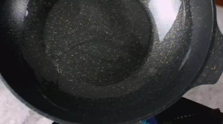 广东传统名菜黄埔炒蛋,热锅,倒入花生油,转动锅子